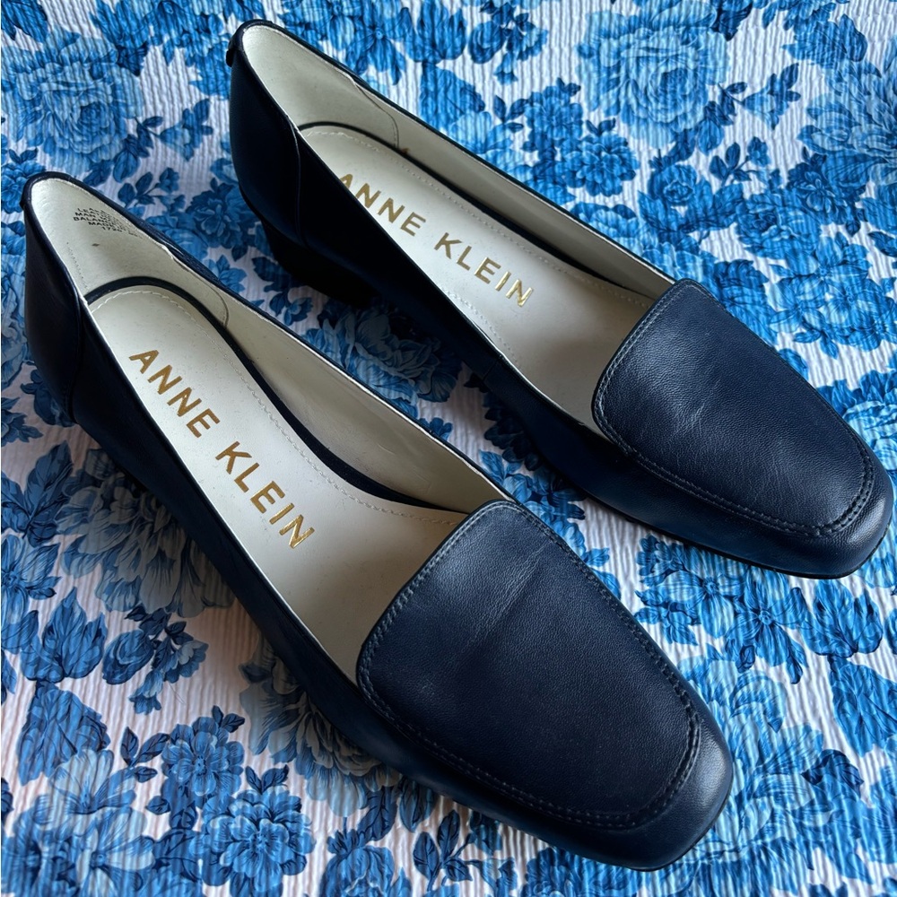 NAVY NWT Anne Klein Akdaneen block heel flat
